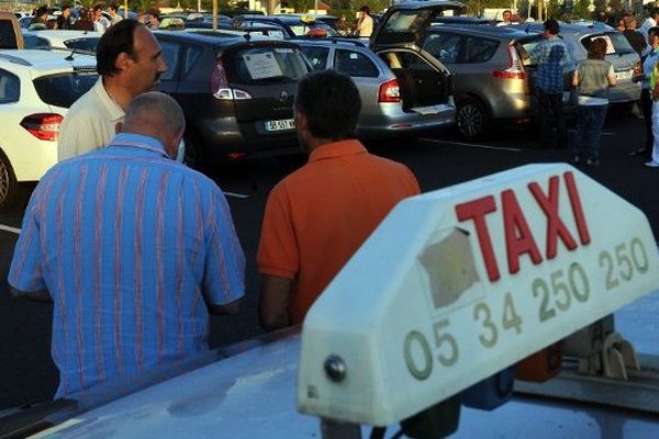 Les taxis toulousains manifestent régulièrement