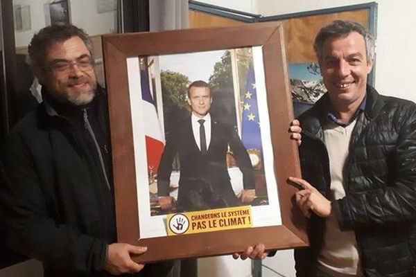 "En solidarité avec les initiatives de la jeunesse et des citoyens pour le climat", le portrait du Président de la République a été décroché, lundi, à l'issue du conseil municipal. 