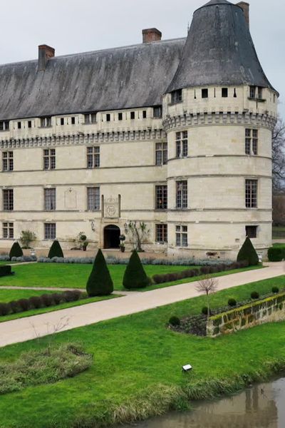 Le château de l'Islette est bordé par la rivière Indre. Autrefois, il était sur une petite île d'où sont nom.