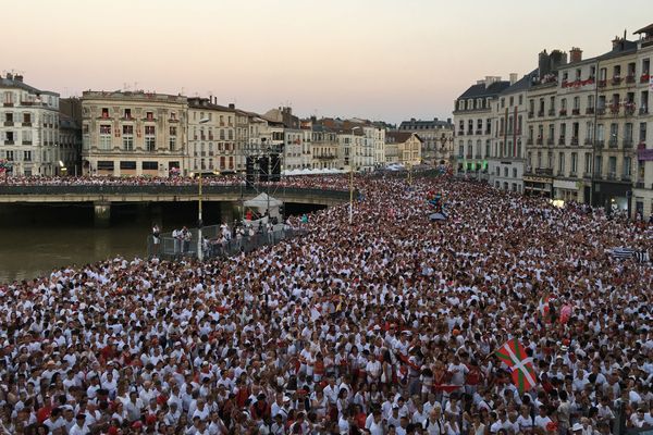 La foule des festayres réunie pour assister à l'Ouverture officielle des Fêtes de Bayonne 2018.