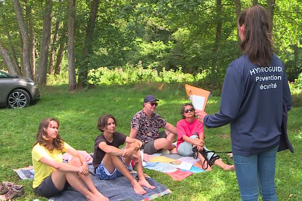 Le débit de la rivière de la Sioule dans le Puy-de-Dôme peut augmenter très vite lors de lâchers d'eau par EDF