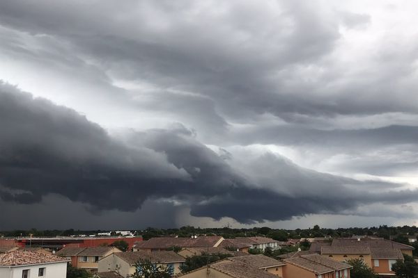 Les nuages menaçants à Toulouse (Haute-Garonne) au moment de l'orage.