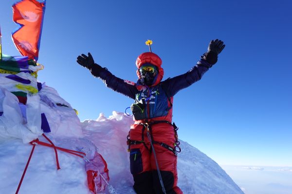 L'himalayiste Sophie Lavaud au sommet du Manaslu (8 163 m), en octobre 2022.