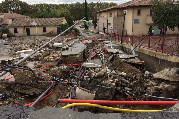 Une route complètement détruite par les inondations à Trèbes, dans l'Aude - 15 octobre 2018