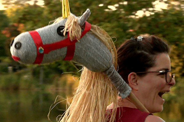 Les membres de la Cavalerie du Prieuré pratiquent le cheval à deux pattes