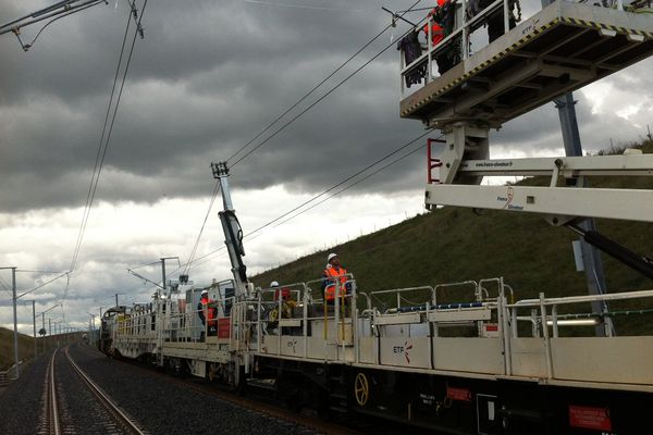 Plusieurs kilomètres de caténaires sont posés