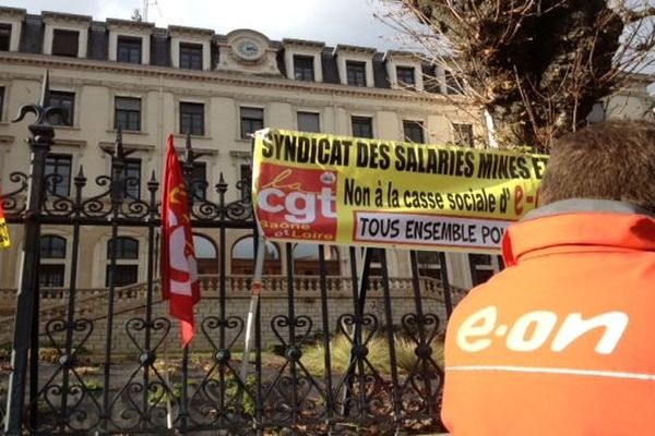 Les salariés de Lucy III devant la préfecture de Mâcon, lundi 10 décembre 2012