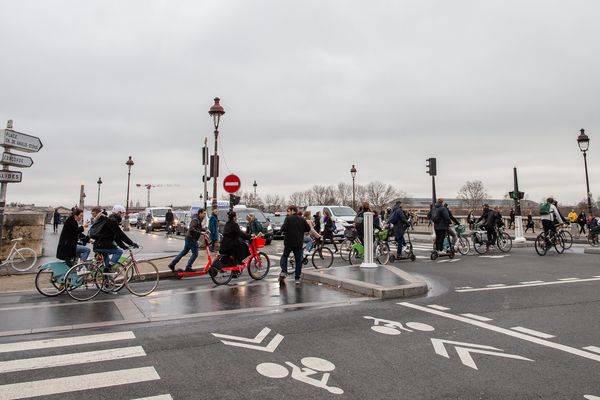 De nombreux usagers des transports ont adopté le vélo pendant les grèves des transports à Paris.