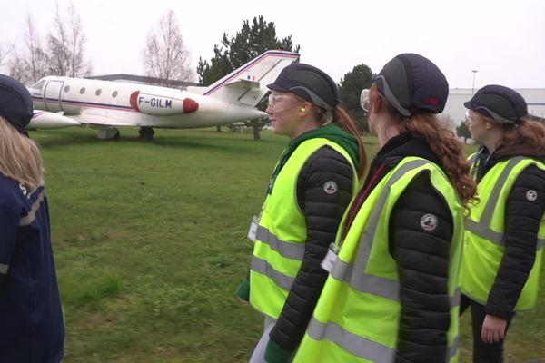 9 collégiennes du collège Charles de Foucault d’Albert en visite de l'entreprise aéronautique d'Airbus, à Méaulte.