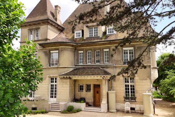 La villa Art déco a été conçue par l'architecte Louis Rey.