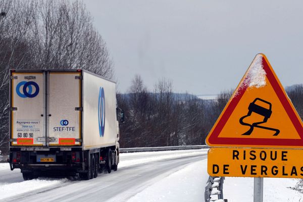 Météo France a émis un bulletin d'alerte et placé le Puy-de-Dôme, la Haute-Loire et le Cantal en vigilance jaune neige verglas.