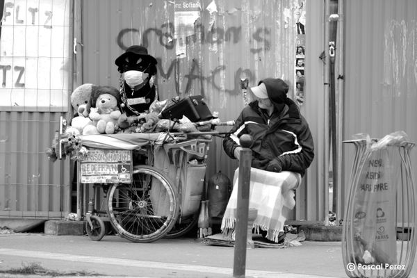 Peupler sa solitude à tout prix... L'une des 81 photos prises par Pascal Perez dans les rues de Paris, à découvrir le 25 novembre à Liesse-Notre-Dame dans l'Aisne