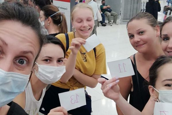 A l'aéroport, Fanny et Lorrie (à gauche) 