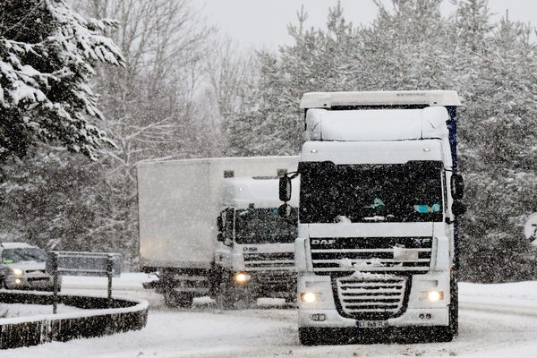 A partir de 10 heures, samedi 6 avril, la RN102 en Haute-Loire est fermée aux poids-lourds et véhicules non-équipés.  