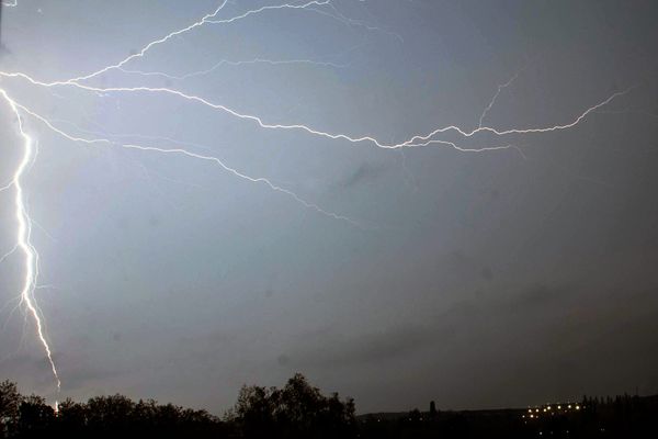 Il existe un risque d’orages forts le long d'un axe allant de l'est pyrénéen aux Ardennes, en particulier du Tarn à l'Allier cet après-midi, d'après Météo France.