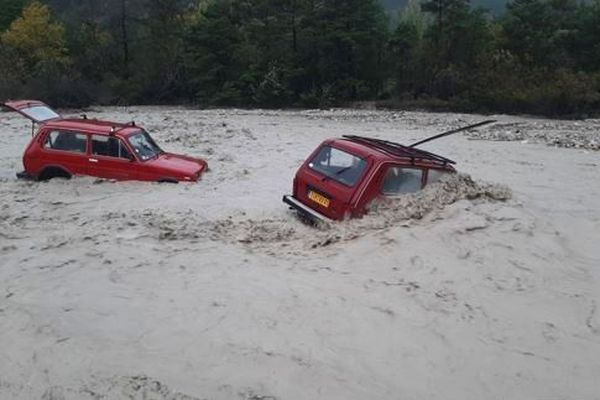 Deux véhicules submergés par la montée des eaux de la Béoux