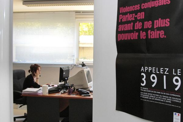 Le numéro d'écoute gratuit et anonyme pour les victimes de violences conjugales, le 3919, est accessible désormais 24h sur 24 en semaine. 