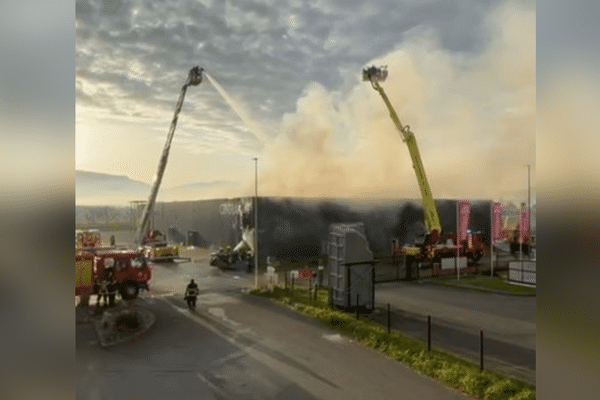 Un incendie s'est déclaré, ce lundi 2 décembre au matin, dans un magasin d'ameublement situé à Chatte (Isère).