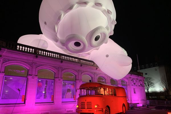 Des Anooki géants ont envahi la place Bellecour, à Lyon