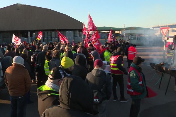 Le rassemblement en soutien aux lanceurs d'alerte, devant le site de Verallia, lundi 20 janvier