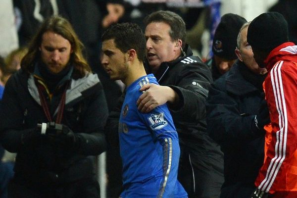 Eden Hazard sort du terrain au cours du match Chelsea/ Swansea.