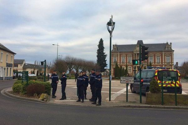 15 janvier 2019-9h40- Gendarmes devant la mairie de Grand-Bourgthéroulde (Eure)