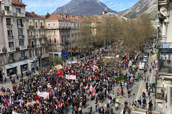 Les manifestants à l'angle du cours Jean-Jaurès et du cours Berriat, à Grenoble le 28 mars, avant le départ du cortège.