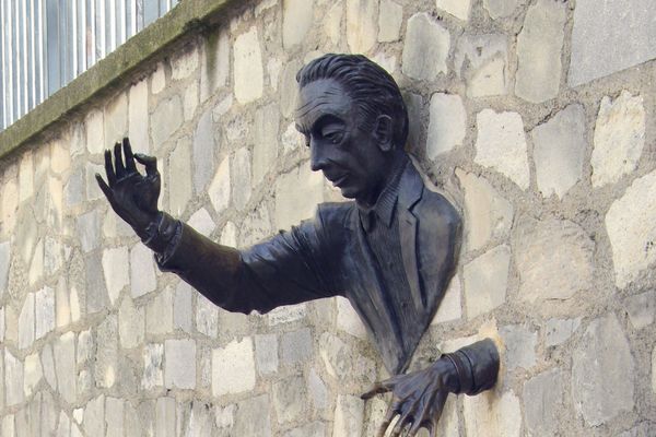 La statue de Jean Marias consacré à Marcel Aymé, sur le place de Paris qui porte son nom