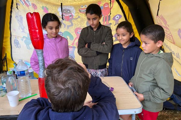 Des apprentis scientifiques à l'écoute de l'animateur des " petits débrouillards".