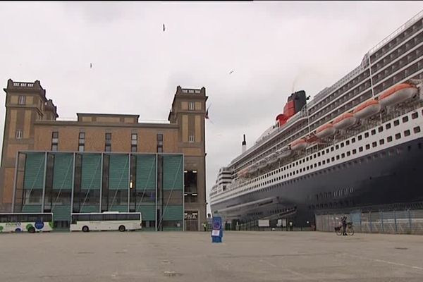 La démesure du Queen Mary II amarré devant l'ancienne gare transatlantique de Cherbourg en juin 2017