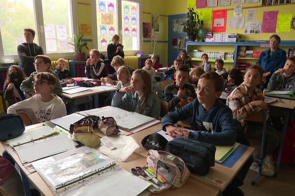 La classe de CM1/CM2 en atelier scientifique à l'école d'Oresmaux, dans la Somme