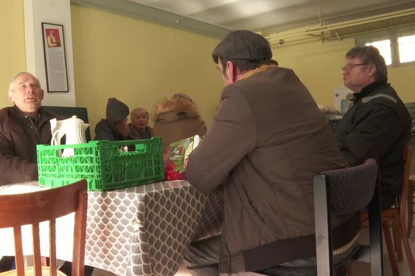 Le moment du café est l'occasion pour les bénéficiaires de discuter et de partager des instants de légèreté