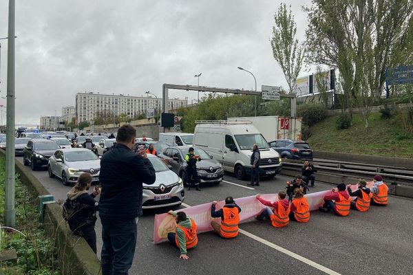 Des militants de Dernière rénovation bloquent le périphérique parisien en novembre 2022.