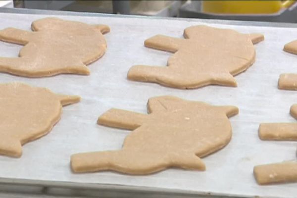 Les petits cochons en pain d'épice avant cuisson. 