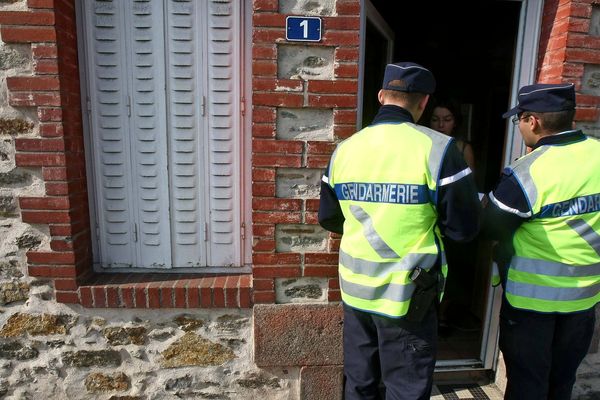 Vrais gendarmes devant une porte (photo d'illustration).