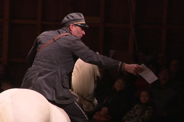 Dans un village du Cantal, un spectacle équestre met en scène le métier de facteur à cheval.