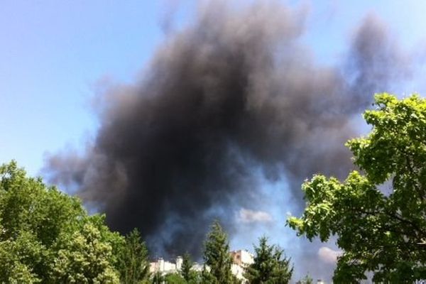 Un incendie s’est déclaré 20 rue Pierre Delacroix, sur le site d’une ancienne imprimerie, à Mâcon, en Saône-et-Loire. 