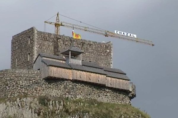 Trois générations de Chazal participent à la construction du château.