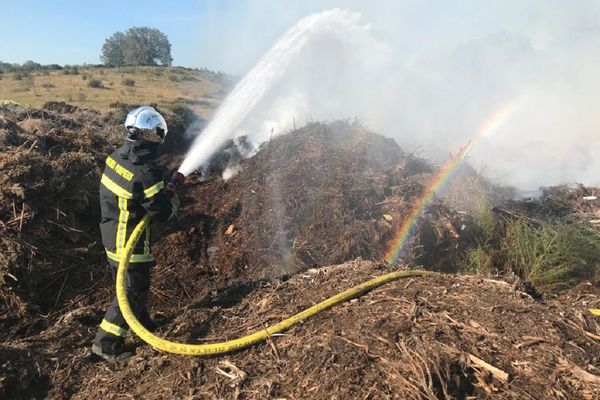 A Domérat (Allier), au lendemain d'un incendie qui a consumé quelque 3 000 m3 de déchets, les pompiers sont toujours mobilisés. 