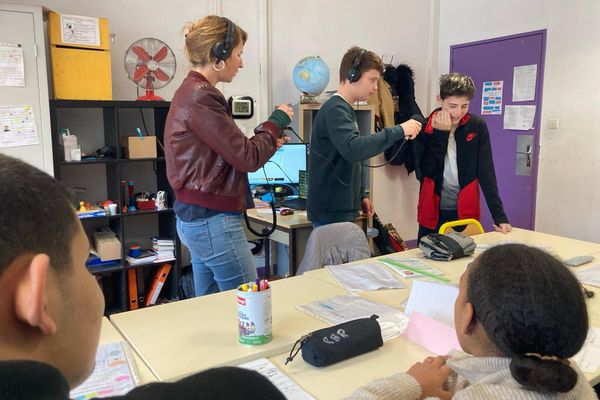 Des coolègiens en situation de handicap s’initient à la radio.