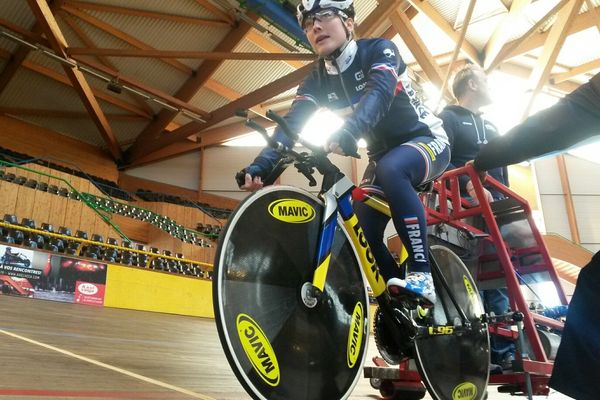 Pascale Jeuland, de l'équipe Poitou-Charentes Futuroscope 86, en course pour les mondiaux sur piste.