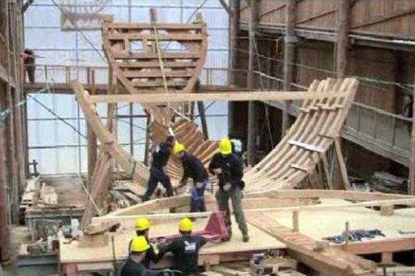 Chantier de reconstruction à l'identique d'une baleinière du 16ème siècle, le San Juan. Une visite à Pasaia près de San Sebastian.