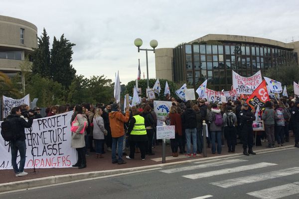 Environ 300 personnes ont manifesté devant le rectorat de l'académie de Nice.