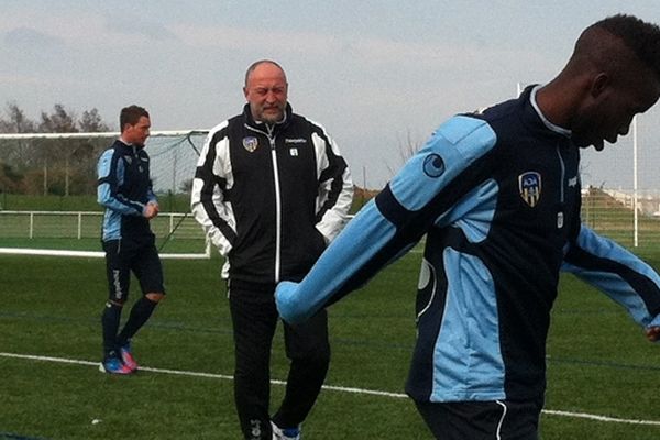 Ce vendredi matin, Franck Dumas et l'équipe d'Arles-Avignon à l'entraînement sur un terrain synthétique de Carpiquet