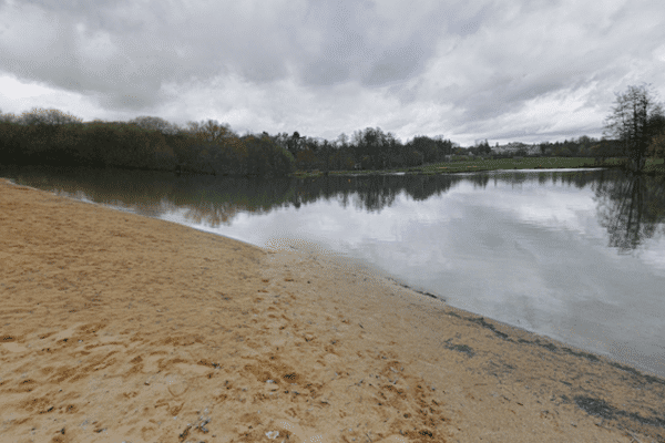 Le plage de Vern-sur-Seiche sera fermée et interdite à la baignade cet été 2024, en raison d'un manque de sauveteurs. Les surveillants habituels, membres de la SNSM, ont été réquisitionnés pour les JO de Paris 2024.