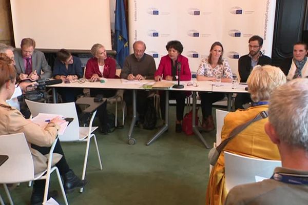 Conférence de presse, jeudi matin à Paris, des parents et de leurs soutiens.