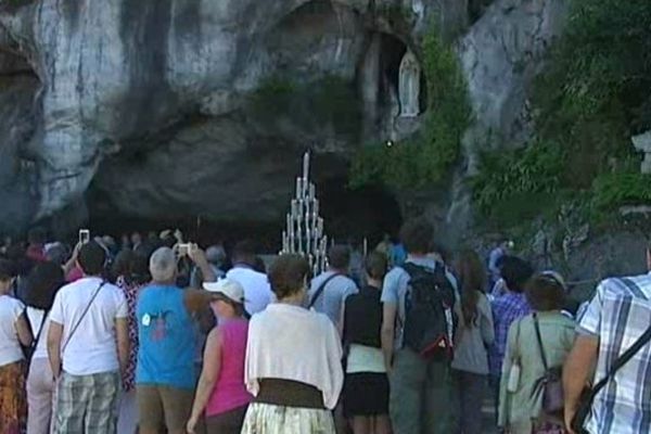 La grotte de Lourdes, devant laquelle l'artiste franco-luxembourgeoise Déborah de Robertis a été interpellée nue vendredi. Photo d'archives