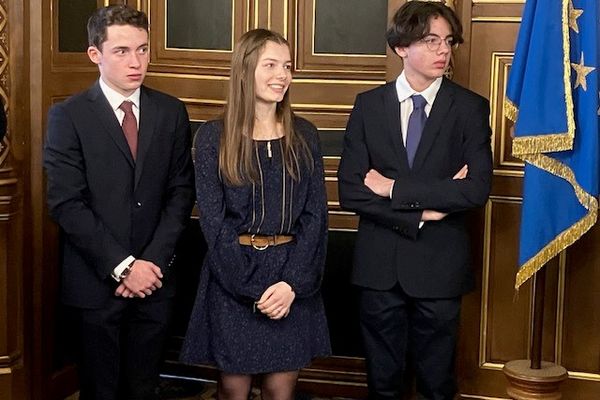 Maïliss Boët, 16 ans, est la Jeanne d'Arc 2024. Elle sera accompagnée par ses deux pages : Eloi Lallemand, 16 ans (à gauche) et Côme Andres, 15 ans (à droite).