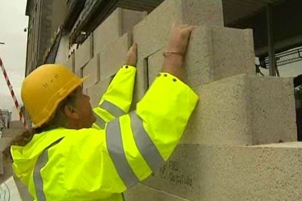 Les artisans du bâtiment ont manifesté avec leurs casques de chantier pour ériger un mur et bloquer l'entrée de la Préfecture d'Aurillac. Une action symbolique devant le bâtiment de l'Etat menée à l'appel de la CAPEB ( Confédération de l'Artisanat et des Petites Entreprises du Bâtiment ).