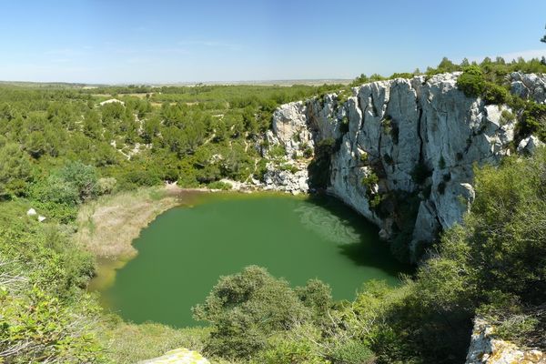 Le Gouffre de l'oeil doux est un lac situé entre Narbonne et la Méditerranée. Interdit officiellement à la baignade, il est cependant très fréquenté, notamment en été où les touristes séjournant dans la région s'amusent à plonger depuis la falaise.